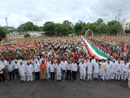 75 meter long tricolor rally, to the tune of patriotic songs; 4 thousand students participated in khamgaon buldhana | ७५ मीटर लांब तिरंगा, ४ हजार विद्यार्थी, देशभक्तीची गाणी; ओक्केमध्येच निघाली रॅली