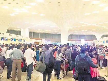 Confusion at Mumbai airport, hand written boarding pass | मुंबई विमानतळावर गोंधळ, हाताने लिहिले बोर्डिंग पास