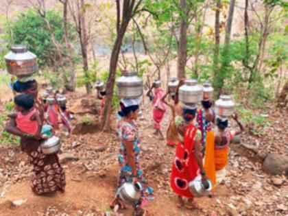 Struggling through the mountain valleys for a mouthful of water | आदिवासींची मरणयातना; घोटभर पाण्यासाठी डोंगरदऱ्यांतून तंगडतोड