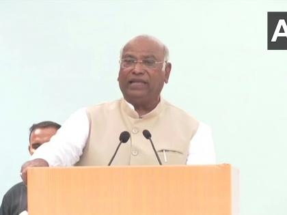 "BJP Government is sleeping but ED and CBI are working 24 hours", Mallikarjun Kharge's direct attack on modi | "सरकार झोपलंय पण ED आणि CBI 24 तास काम करतायंत", खरगेंचा थेट प्रहार