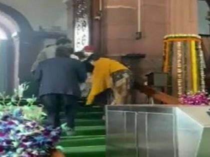 Smriti Irani grabbed the feet of SP supremo Mulayam Singh and took blessings | स्मृती इराणींनी मुलायमसिंहांचे पाय धरुन आशीर्वाद घेतले, फोटो व्हायरल