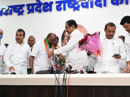 Former MLA and Padma Shri Laxman Mane's entry into NCP, Jayant Patal welcomed | माजी आमदार अन् पद्मश्री लक्ष्मण मानेंचा राष्ट्रवादीत प्रवेश, जयंत पाटलांनी केलं स्वागत