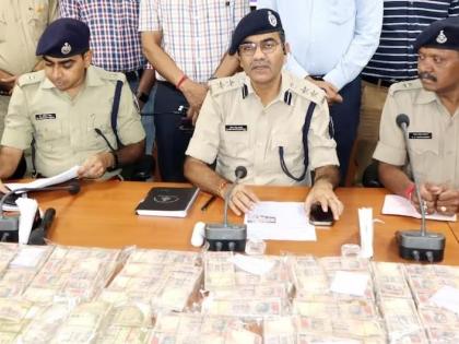 Old notes of 47 lakhs were confiscated, new ones were to be made by witchcraft in madhya pradesh | ४७ लाखांच्या जुन्या नोटा जप्त; मांत्रिकाकडे होता चिराग, जादुने करणार होता नवीन