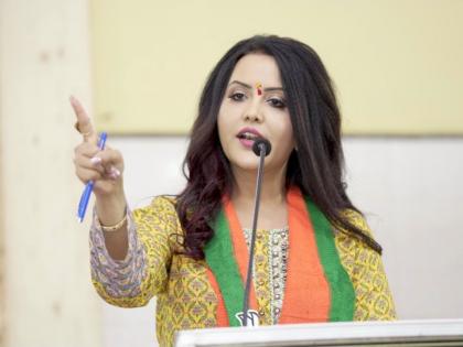 Uddhav Thackeray: 'Chief Minister's sarcasm, he did not work by bowing down', Amruta Fadanvis on uddhav thackeray | Uddhav Thackeray: 'मुख्यमंत्र्यांची केवळ टोमणेबाजी, स्वत:ला झोकून देऊन काम केलं नाही'