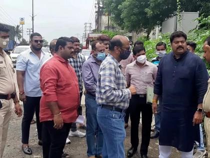 Approval comes, hoardings take but; MNS MLA raju patil scolds Shiv Sena over road works | मंजुऱ्या येतात, होर्डिंग्ज लागतात पण; रस्ते कामावरुन मनसेचा शिवसेनेला टोला