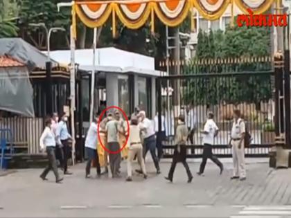 Attempted suicide of a farmer outside the mantralaya mumbai, police rushed at spot | मंत्रालयाबाहेरच शेतकऱ्याचा आत्महत्येचा प्रयत्न, पोलिसांनी घेतली धाव