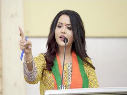 Ramdev Baba was wrong; Amrita Fadnavis' opinion about politics | ... तेव्हाच राजकारणात येईन, अमृता फडणवीसांनी स्पष्ट केली राजकीय भूमिका