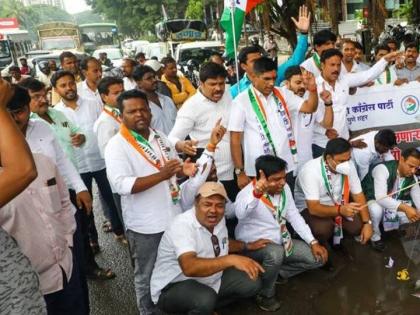 Celebrating the birthday of fraudulent development, NCP held a symbolic movement | फसव्या विकासाचा वाढदिवस साजरा करीत राष्ट्रवादीचे प्रतिकात्मक आंदोलन