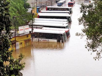 Spent four hours in the bus at night with life in hand | रात्री जीव मुठीत घेऊन बसमध्ये काढले चार तास; चालक-वाहकांची थरारक रात्र