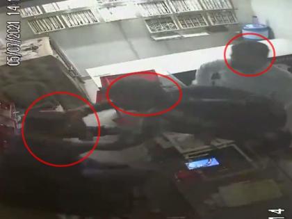 Video: A thrilling video of a robbery at a jewelers shop in Nagpur | Video : नागपूरच्या ज्वेलर्स दुकानावर टाकलेल्या दरोड्याचा थरारक व्हिडिओ आला समोर