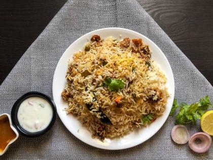 Worms in biryani, whole vegetables also raw; Passengers are anxious | बिर्याणीत किडा, पुरी भाजीही कच्ची; प्रवासी उद्विग्न