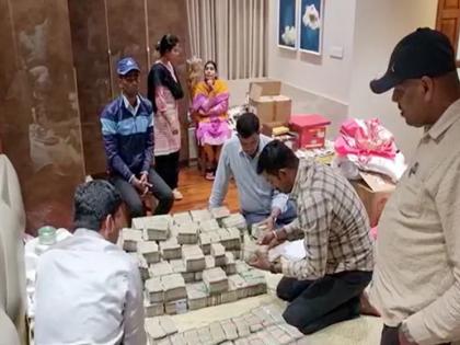 Bengluru BJP MLA Virupakshappa Madal 's house raided, Rs 6 crore seized; The child was also arrested | भाजप आमदाराच्या घरावर धाड, ६ कोटी रुपये जप्त; मुलालाही केली अटक