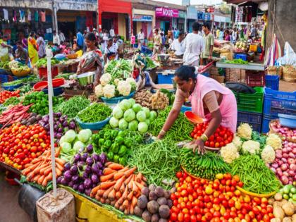 Unseasonal heat reaches the common man's house; Vegetable prices have gone up | अवकाळीची झळ सर्वसामान्यांच्या घरापर्यंत; भाजीपाल्याचे भाव कडाडले