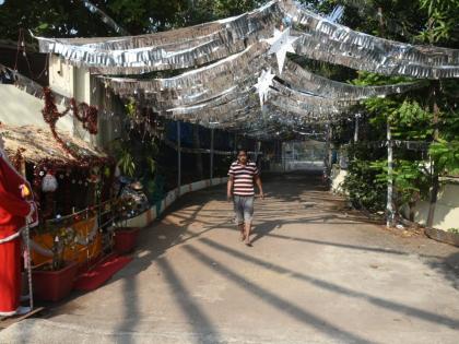 Church decorated for Christmas in Panvel; Sion Panvel Marg is also jammed due to consecutive holidays | पनवेलमध्ये नाताळनिमित्ताने चर्च सजले; सलग सुट्ट्यामुळे सायन-पनवेल मार्गही चक्काजाम