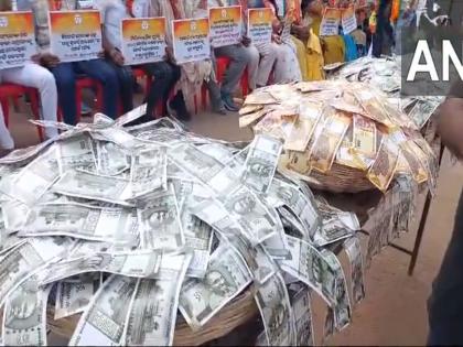 Video: Baskets full of 500 and 200 notes; BJP supporters are aggressive against the Chief Minister | Video: ५०० अन् २०० च्या नोटांनी भरल्या टोपल्या; मुख्यमंत्र्यांविरुद्ध भाजपा समर्थक आक्रमक