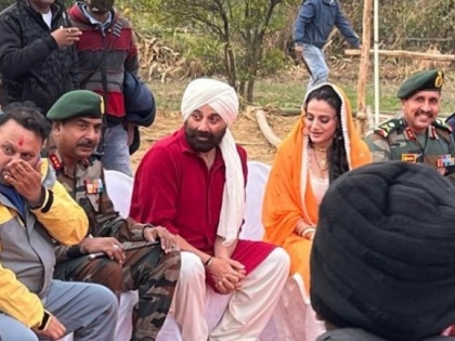 Ghadar 2 is coming ... Photo of Tarasingh Sunny Deol and sakina as amisha patel on the shooting set of the movie goes viral | 'गदर 2' येतोय... चित्रपटाच्या शुटींग सेटवरील तारासिंग अन् सकीनाचा फोटो व्हायरल