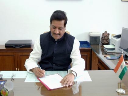 Prithviraj Chavan gave a hand of financial help to Congress, this much lakhs rupees of donate for desh | कॉंग्रेसला आर्थिक मदतीचा हात; पृथ्वीराज चव्हाणांनी दिले एवढे लाख