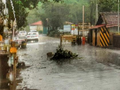 Heavy rains in Amboli, tourists are relieved, there is sleet in the air | पहिला पाऊस... आंबोलीत पावसाची जोरदार हजेरी, पर्यटक सुखावले, हवेत गारवा