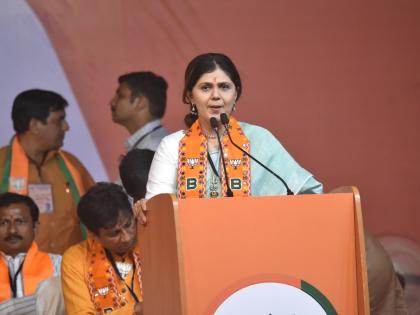 Taliyaan... Pankaja Munde's poem remembering her father in front of Amit Shah | तालियाँ... अमित शाहंसमोर दिवंगत वडिलांचे स्मरण करुन पंकजा मुंडेंची शायरी