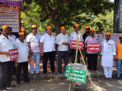 Disrupted water supply in Solapur; Thackeray Sena's protest on Birbala's biryani theme | सोलापुरात विस्कळीत पाणीपुरवठा; बिरबलाची बिर्याणी थीमवर ठाकरे गटाचे आंदोलन