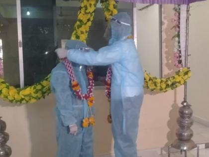 Video : Shubh Mangal Sawdhan ... Since Navradeo is corona positive, we got married by wearing PPE kit in ratlam | Video : शुभ मंगल सावधान... पॉझिटीव्ह नवरदेवाचं लग्न, पीपीई कीट घालून दूर केलं कोरोनाचं विघ्न