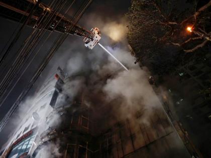 7-storey building caught fire in dhaka; 43 people died, a clothing shop was also burnt | ७ मजली इमारतीला भीषण आग; ४३ जणांचा मृत्यू, कपड्याचं दुकानही जळालं