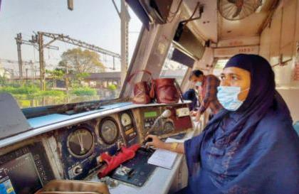 Women run the Central Railway | महिलांनी सांभाळली मध्य रेल्वेची धुरा