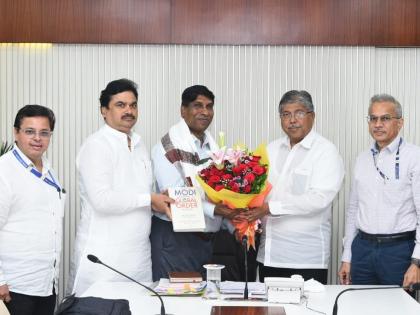 The new Vice-Chancellor of Solapur University was felicitated by the new Guardian Minister | सोलापूर विद्यापीठाच्या नव्या कुलगुरूंचा, नव्या पालकमंत्र्यांच्या हस्ते सत्कार