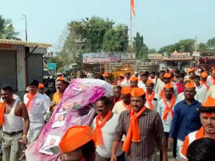 Funeral procession of symbolic statues of leaders protesting for Maratha reservation | मराठा आरक्षणास विरोध करणाऱ्या नेत्यांच्या प्रतिकात्मक पुतळ्यांची काढली अंत्ययात्रा