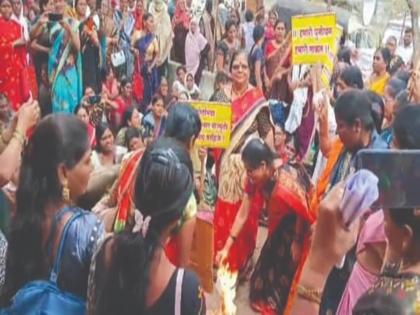 Anganwadi workers, helpers of the Commissioner's letter, Holi! | अंगणवाडी सेविका, मदतनिसांकडून आयुक्तांच्या पत्राची केली होळी!