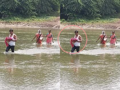 Sir, when will you build the bridge hosss... 1 month old baby traveling through the river with a toddler | साहेब, पूल कधी बांधाल होsss... १ महिन्याच्या बाळांतीणीचा बाळासह नदीतून प्रवास