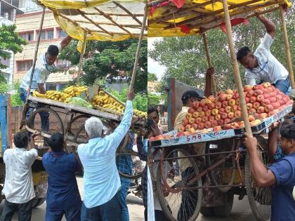 Municipal Corporation's hammer, fruit carts were also lifted on encroachment in Latur | लातुरातील अतिक्रमणावर महानगरपालिकेचा हातोडा, फळगाडेही उचलले