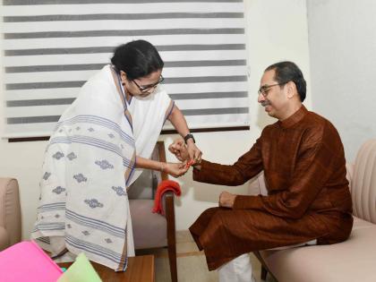 Considered Uddhav Thackeray as a brother; Mamata Banerjee went to Matoshree and tied Rakhi | उद्धव ठाकरेंना मानलं भाऊ; CM ममता बॅनर्जींनी मातोश्रीवर जाऊन बांधली राखी