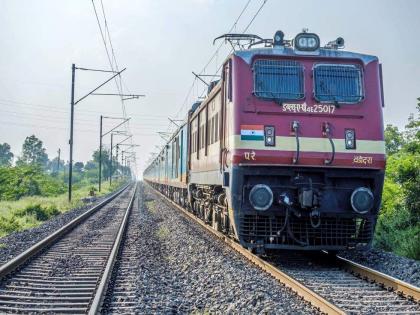 Terrible! 4 youths blown up by train in Pandharpur; Three died on the spot | भीषण दुर्घटना ! पंढरपुरात 4 तरुणांना रेल्वेने उडवले; तिघांचा जागीच मृत्यू