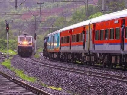 'Their' dedication to make Diwali sweet for passengers; 550 trains on the day of Lakshmi Puja | प्रवाशांची दिवाळी गोड व्हावी म्हणून 'त्यांचे' समर्पण; लक्ष्मीपूजनाच्या दिवशी ५५० ट्रेन