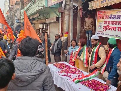 Ram-Rahim... Muslim brothers shower flowers on Holy Kalash Yatra in Ayodhya | राम-रहीम... मुस्लिम बांधवांकडून अयोध्येतील पवित्र कलश यात्रेवर पुष्पवृष्टी