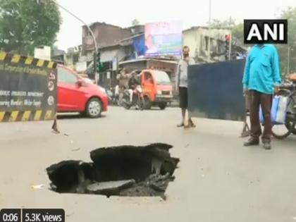 Road congestion on major roads in Mumbai, traffic jams during rush hour | मुंबईत प्रमुख मार्गावरील रस्ता खचला, गर्दीच्या वेळात ट्रॅफिक जाम 