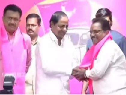 Saying 'Jai Telangana', 4 former BJP corporators join BRS party of KCR | 'भाजपा सोडताना दु:ख होतंय'; ४ माजी नगरसेवकांचा बीआरएस पक्षात प्रवेश