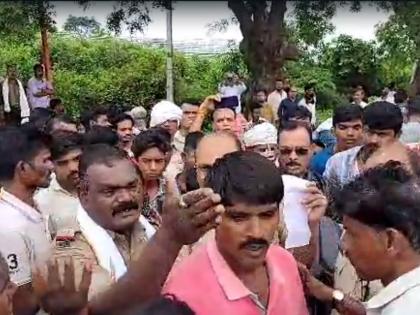 No one pays attention... Villagers block the way for the demand of the road | कुणीच लक्ष देईना... रस्त्याच्या मागणीसाठी ग्रामस्थांचा रास्तारोको