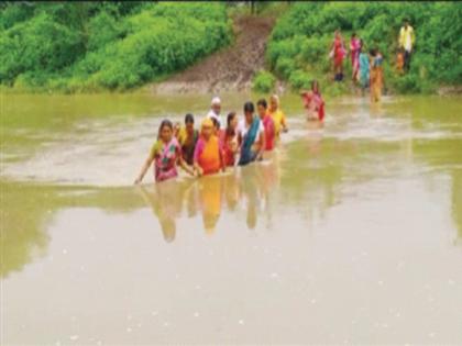 Not only the monsoon, but the exercise of crossing the river for twelve months! | बाराही महिने नदी पार करण्याची कसरत, पावसाळ्यात ३ महिने बुडते शाळा