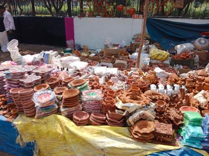 Markets in the district are decorated with Panatas; Selling from Rs.8 to Rs.50 per unit | पणत्यांनी सजल्या जिल्ह्यातील बाजारपेठा; ८ रुपयांपासून ते ५० रुपयांपर्यंत प्रतिनग विक्री