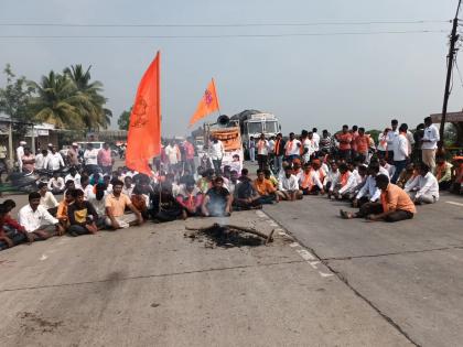 Burn effigies of leaders by protestors blocking highways | महामार्ग रोखून आंदोलकांकडून नेत्यांच्या प्रतिमेचे दहन