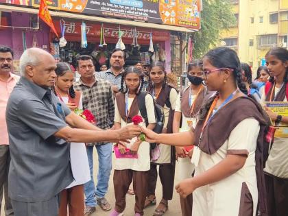 Samrat Ashok Vidyalaya of Kalyan welcomed the students of 10th examination with rose flowers | कल्याणच्या सम्राट अशोक विद्यालयात 10 वी परीक्षार्थीचे गुलाबपुष्प देऊन स्वागत