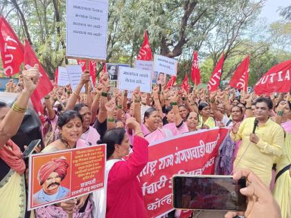 In Kolhapur, Anganwadi workers marched to the Collector's office | कोल्हापुरात अंगणवाडी कर्मचाऱ्यांचे जिल्हाधिकारी कार्यालयावर मोर्चे