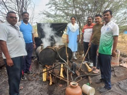 In the wake of the Lok Sabha elections, 2 thousand liters of hand-baked liquor was destroyed in Mulegaon Tanda | लोकसभा निवडणुकीच्या पार्श्वभूमीवर मुळेगाव तांड्यावर २००० लिटर हातभट्टी दारू नष्ट