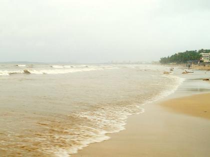 The doctor went to the sea of Mumbai, washed his clothes | डाॅक्टर गेला मुंबईच्या समुद्रात, कपडे केले लंपास