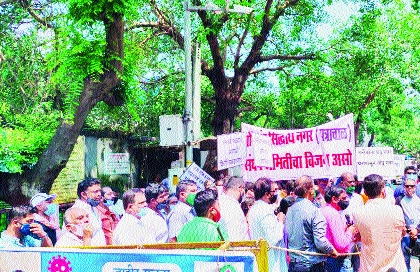 Work on the residential complex has been stalled since 2014 | २०१४ पासून रहिवासी संकुलाचे काम ठप्प