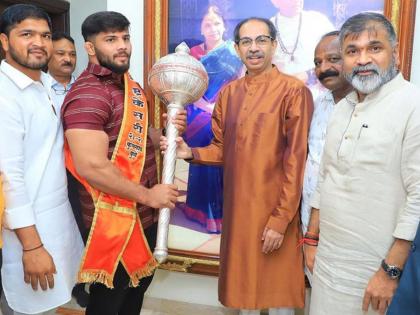 Sikandar Sheikh on Matoshree in mumbai, Uddhav Thackeray gave word to Maharashtra Kesari winner | सिकंदर शेख 'मातोश्री'वर; उद्धव ठाकरेंनी महाराष्ट्र केसरी विजेत्यास दिला शब्द