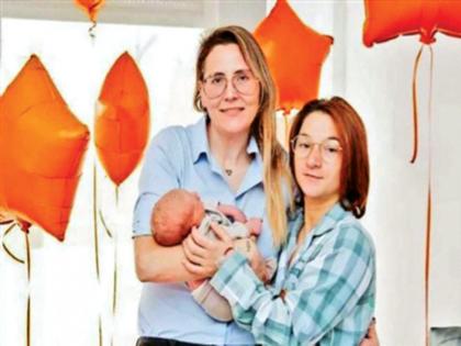 A gay couple gave birth to a baby | समलिंगी जोडप्याने दिला चक्क बाळाला जन्म