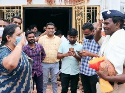 ... So Minister Yashomati Thakur's 'Strong Salute' to the driver of the convoy in mumbai | ... म्हणून ताफ्यातील वाहनचालकाला मंत्री यशोमती ठाकूर यांचा 'कडक सॅल्यूट'